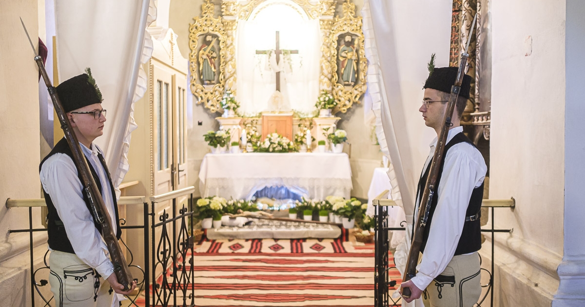 Nagypénteken éjfélig, nagyszombaton a feltámadási körmenetig a fiatal legények felváltva őrzik Jézus testét